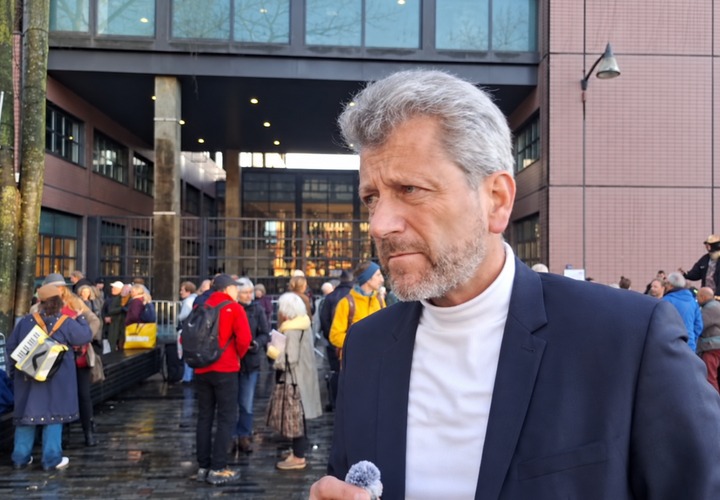 Arne Schmitt vor dem Gerichtsgebäude in Leeuwarden am Verhandlungstag