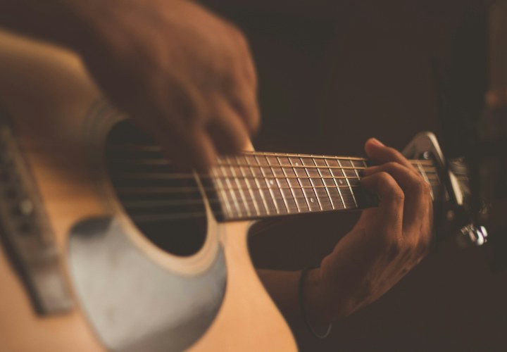 Symbolbild Akustikgitarre – Foto: Jefferson Santos/Unsplash