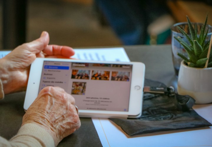 Ältere Frau bei einer digitalen Lernveranstaltung mit einem Tablet – Symbolbild