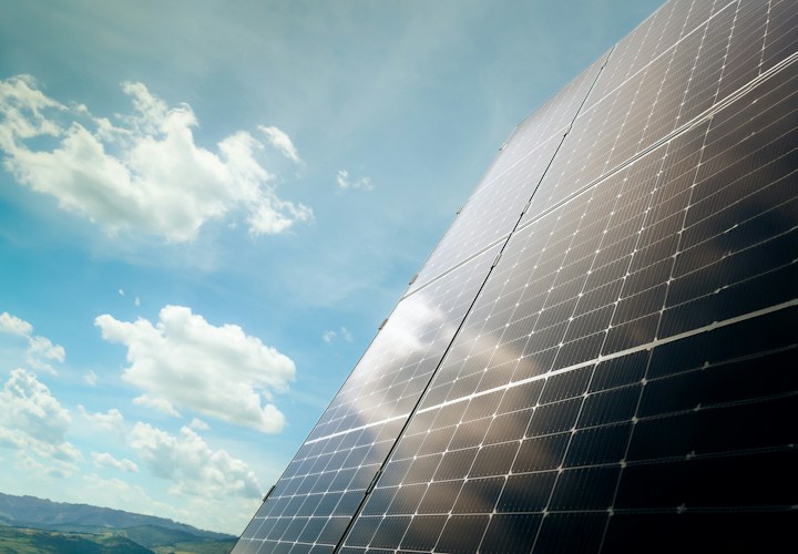 Solarmodule auf einem Dach als Symbolbild zur Photovoltaik; keine Aufnahme aus Wiesloch
