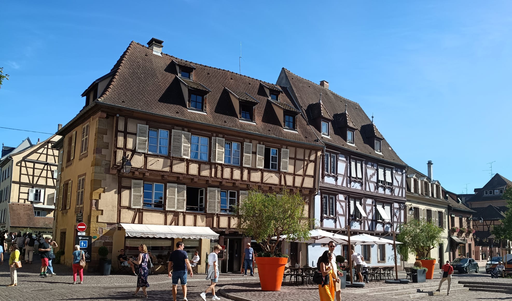 Historischer Platz mit mehreren Fachwerkhäusern, Colmar im Elsass. Foto von Thorsten Krings.