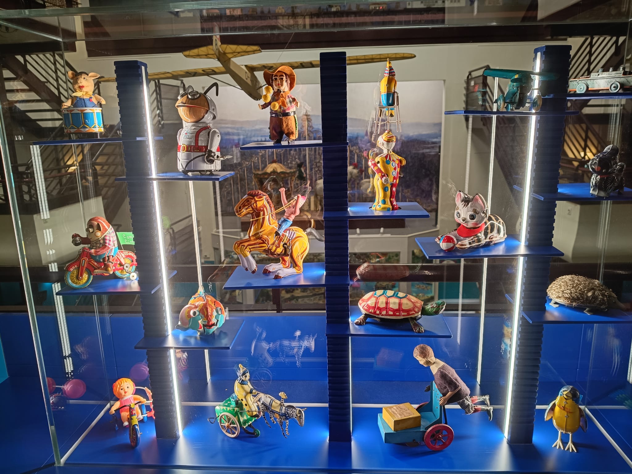Figuren und Fahrzeuge im Spielzeugmuseum, Colmar im Elsass. Foto von Thorsten Krings.