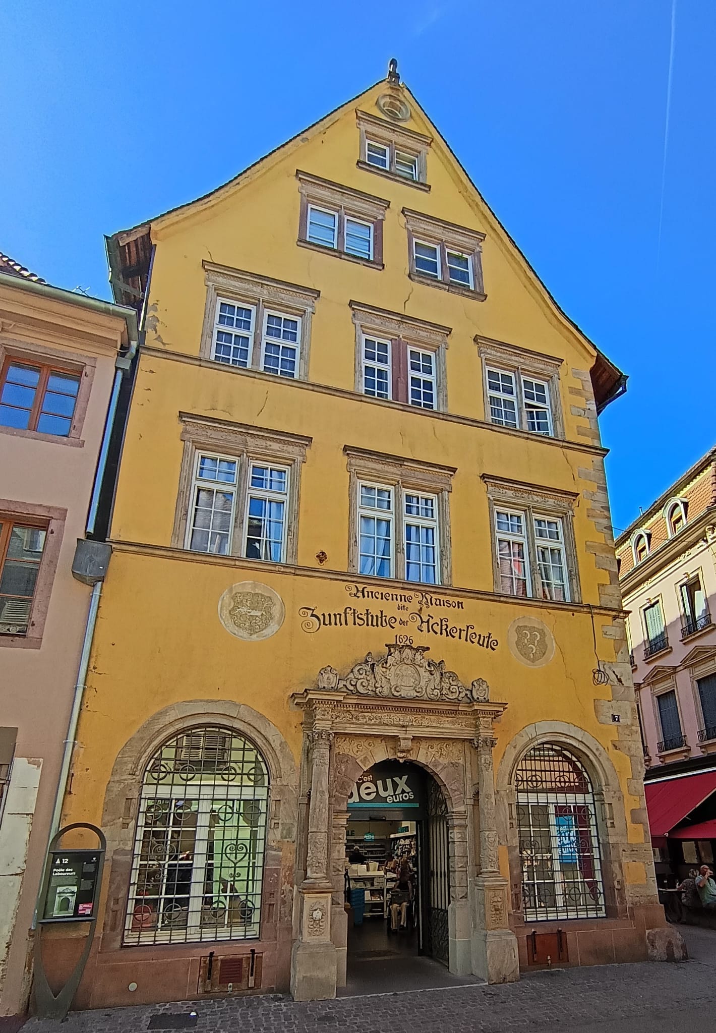 Historisches Gebäude mit verzierter Fassade, Colmar im Elsass. Foto von Thorsten Krings.