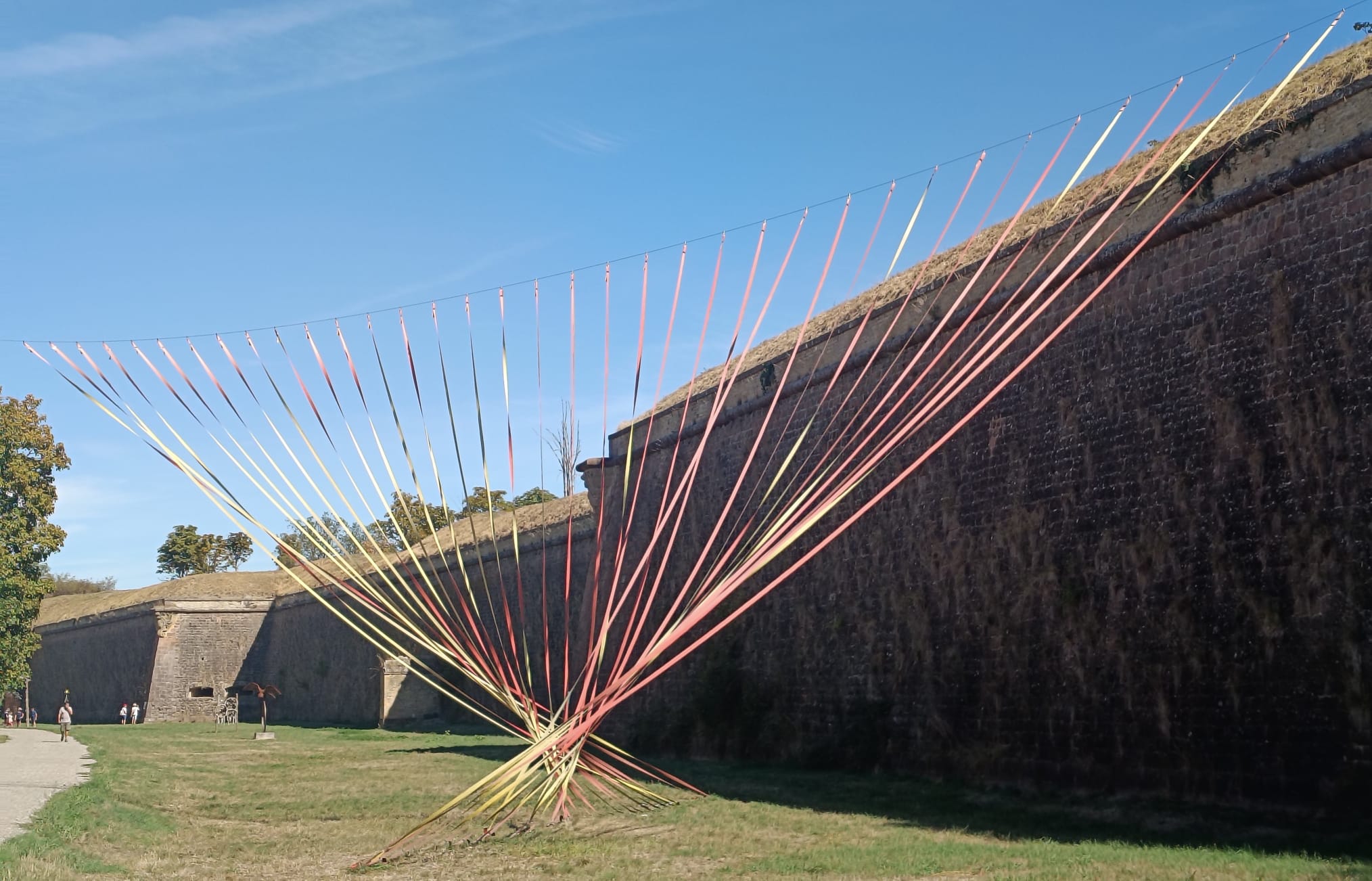 Kunstinstallation mit schlanken Stäben, Foto Thorsten Krings