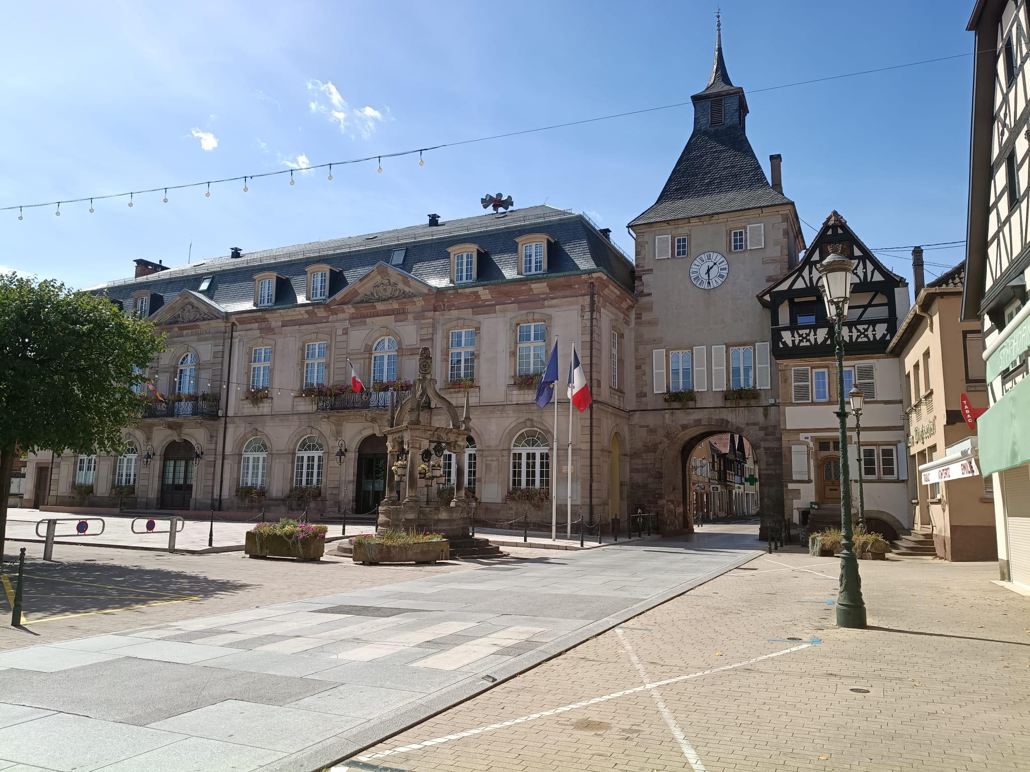 Das Rathaus von Rosheim mit dem Platz davor, Rosheim im Elsass, © Thorsten Krings