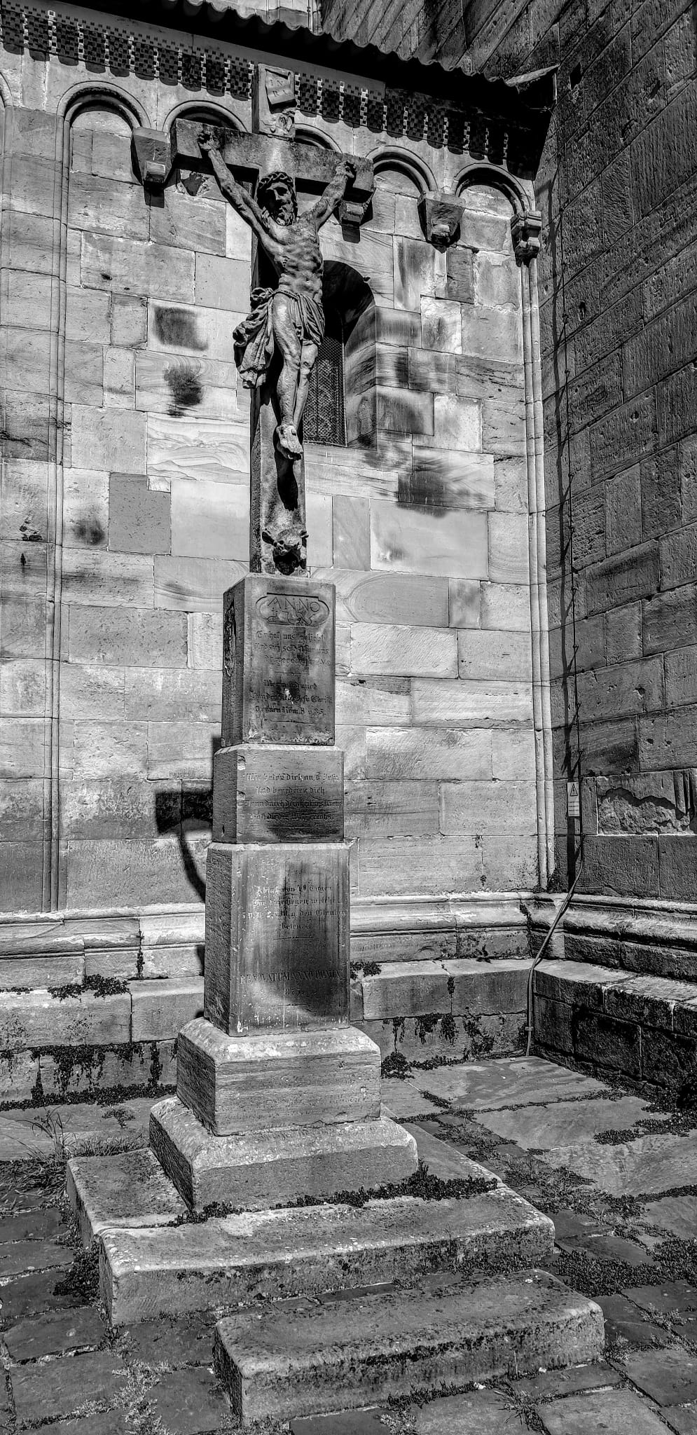 Historisches Steinrelief an einem Kirchengebäude, Rosheim im Elsass, © Thorsten Krings
