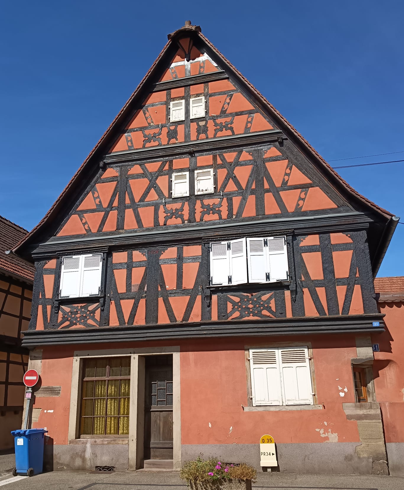 Ein farbiges Fachwerkhaus im Ortskern, Rosheim im Elsass, © Thorsten Krings