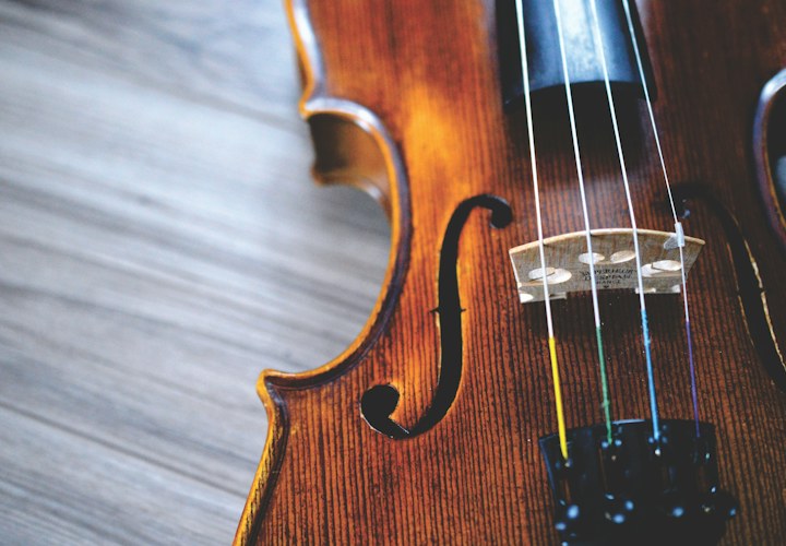 Symbolbild Streichinstrument – Foto: Providence Doucet/Unsplash