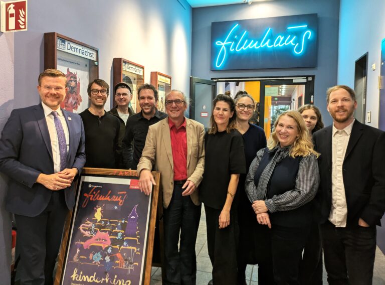 Oberbürgermeister Marcus König gratuliert Filmhaus-Leiter Mikosch Horn und Sebastian Wild zum Lotte-Eisner-Preis 2026