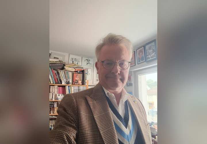 Porträt von Prof. Dr. Thorsten Krings in seinem Arbeitszimmer
