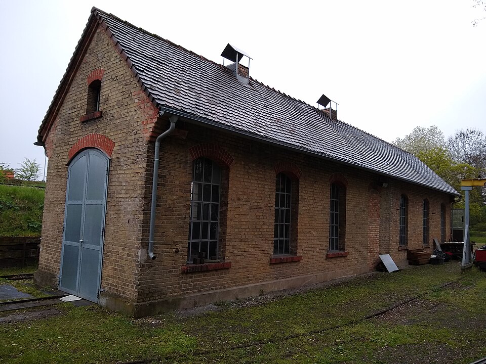 Historischer Lokschuppen des Feldbahn- und Industriemuseums Wiesloch (Archivaufnahme 2019, William Boughton, CC BY-SA 4.0)